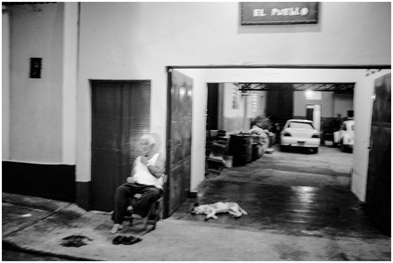 Devant un garagiste, Puerto Columbia, Venezuela, 2009